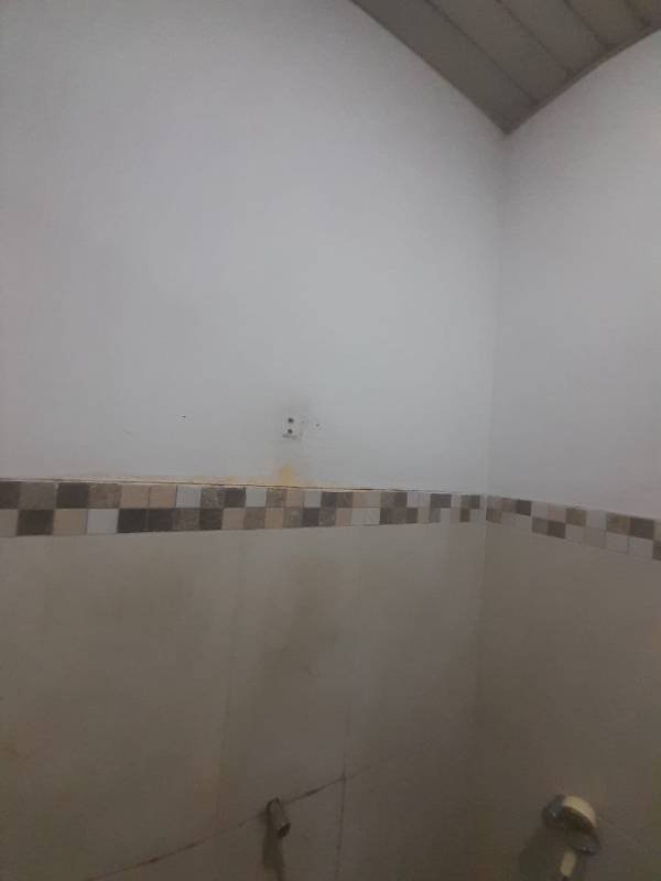 Foto Sebelum Penggantian Gantungan Shower dikamar mandi lt.8 toilet pria