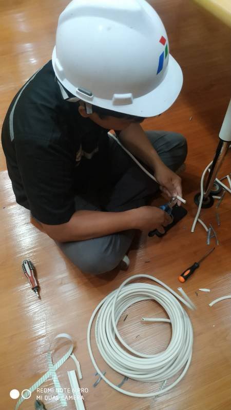 Foto Proses penambahan stop kontak r. GM telkom