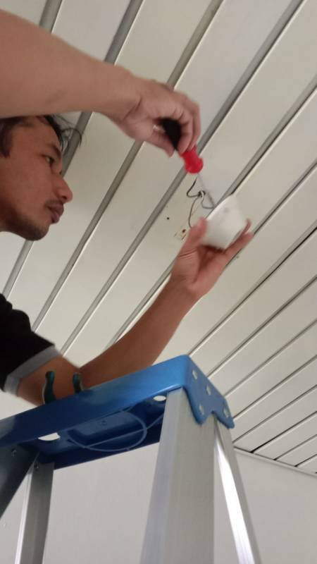 Foto Proses penggantian Lampu Toilet wanita