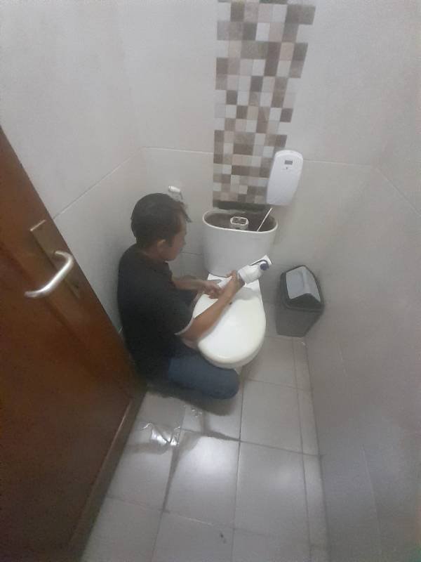 Foto Proses penggantian water pump toilet duduk yg rusak