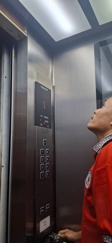 Foto Proses Perbaikan / pemasangan panel aluminium sangkar lift witel no 1