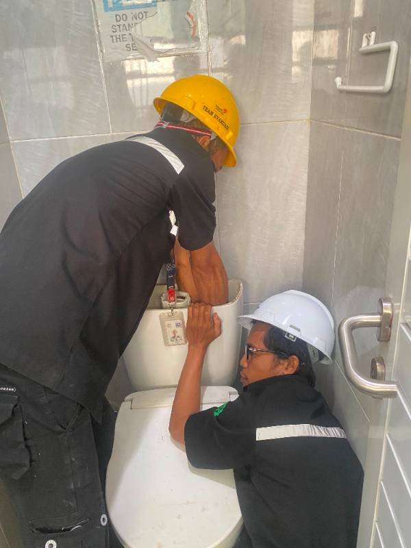 Foto Proses Perbaikan orinoir closed duduk toilet pria , ruang Ddp lt. 3 sto Kbb