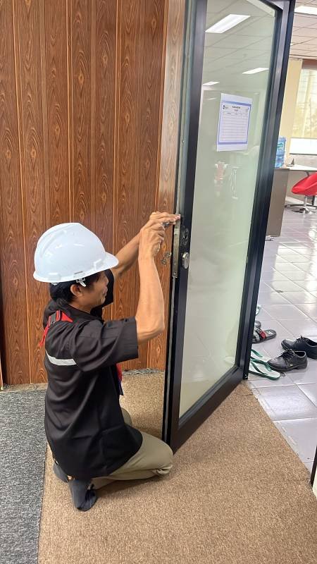 Foto Proses Perbaikan Handle pintu partisi kaca tidak bisa di buka dan tidak lengkap di R. Big Box lt. 4 Witel