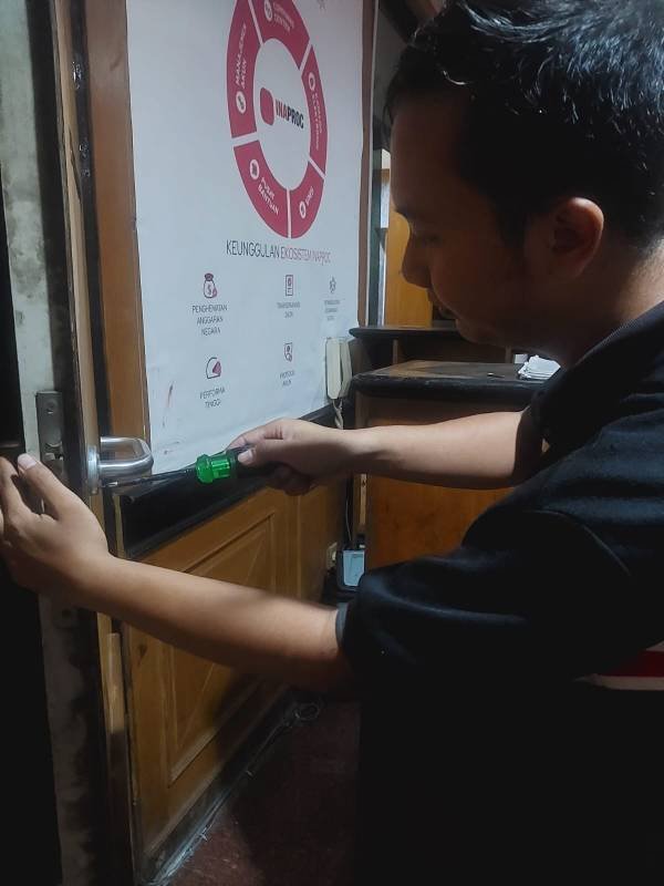 Foto Proses perbaikan handle pintu ahu lt.1